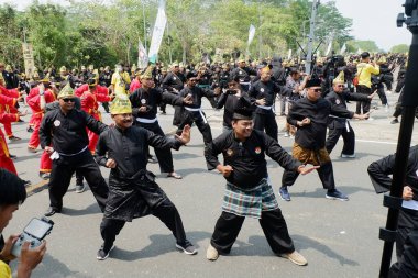 Banjarbaru, Endonezya - 28 Ekim 2023: Pencak Silat savaşçıları Güney Kalimantan 'da 10.000 dövüş sanatının rekorunu kırdı