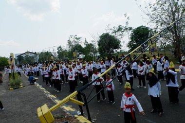 Banjarbaru, Endonezya - 28 Ekim 2023: Pencak Silat savaşçıları Güney Kalimantan 'da 10.000 dövüş sanatının rekorunu kırdı