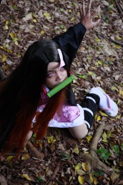 Banjarmasin, Endonezya - 25 Haziran 2023: Cosplayer as Character Nezuko Kamado, Demon Slayer 'da canlandırılabilir bir karakterdir.