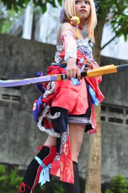 Banjarmasin, Endonezya - 25 Haziran 2023: Kostümlü güzel bir kadın oyununun portresi (Cosplayer as Character Yoimiya) Genshin Impact filminde oynanabilir bir karakterdir. 