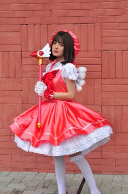 Banjarmasin, Endonezya - 25 Haziran 2023: Karakter KINOMOTO SAKURA kostümlü bir kadın kostümcü portresi, Manga Cardcaptor Sakura Clamp 'da oynanabilir bir karakterdir.