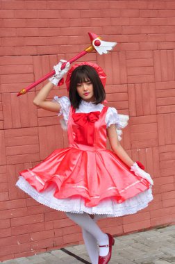 Banjarmasin, Endonezya - 25 Haziran 2023: Karakter KINOMOTO SAKURA kostümlü bir kadın kostümcü portresi, Manga Cardcaptor Sakura Clamp 'da oynanabilir bir karakterdir.