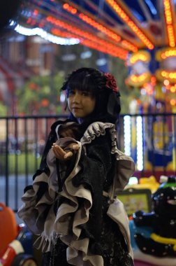 Banjarmasin, Endonezya - 25 Haziran 2023: Mobil Efsaneler 'den Cosplayer kostümlü güzel bir genç kadın oyununun portresi