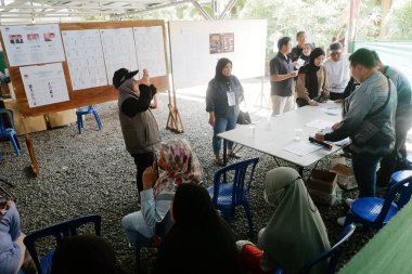 Banjarmasin, Endonezya - 14 Şubat 2024: Banjarmasin 'de geçerli bir sandık merkezinde cumhurbaşkanı ve konsey üyelerinin seçilmesinde bir gözlemci seçim sürecini ve güvenliğini izliyor.