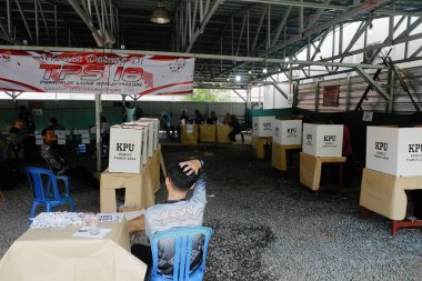 Banjarmasin, Endonezya - 14 Şubat 2024: Banjarmasin 'de geçerli bir sandık merkezinde cumhurbaşkanı ve konsey üyelerinin seçilmesinde bir gözlemci seçim sürecini ve güvenliğini izliyor.