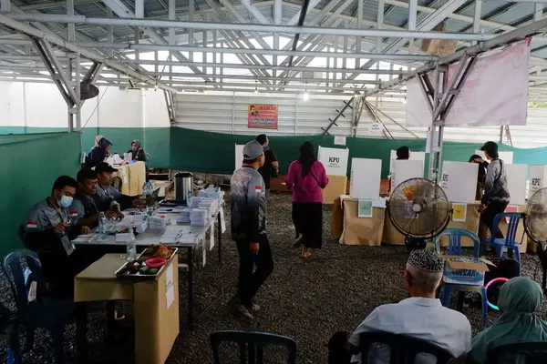 Banjarmasin, Endonezya - 14 Şubat 2024: Banjarmasin 'de geçerli bir sandık merkezinde cumhurbaşkanı ve konsey üyelerinin seçilmesinde bir gözlemci seçim sürecini ve güvenliğini izliyor.