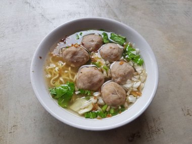 Lezzetli köfte çorbası, patatesler, baharatlar ve sebzeler ahşap masada. Üst Manzara. seçici odak.