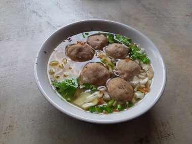 Lezzetli köfte çorbası, patatesler, baharatlar ve sebzeler ahşap masada. Üst Manzara. seçici odak.