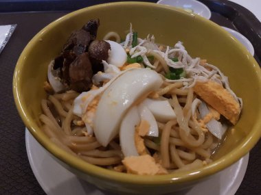 Kızarmış Çin eriştesi ve tavuk. Erişte, et, maydanoz ve sebzeli tavuk çorbası..