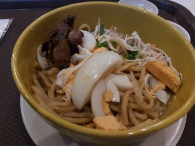 Kızarmış Çin eriştesi ve tavuk. Erişte, et, maydanoz ve sebzeli tavuk çorbası..