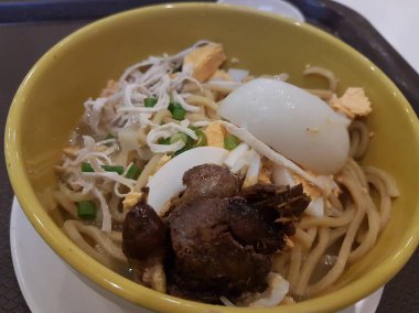 Kızarmış Çin eriştesi ve tavuk. Erişte, et, maydanoz ve sebzeli tavuk çorbası..