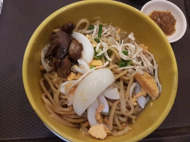 Kızarmış Çin eriştesi ve tavuk. Erişte, et, maydanoz ve sebzeli tavuk çorbası..