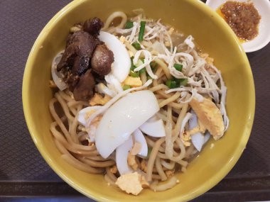 Kızarmış Çin eriştesi ve tavuk. Erişte, et, maydanoz ve sebzeli tavuk çorbası..