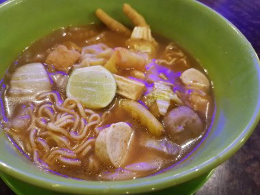 Kızarmış Çin eriştesi ve tavuk. Erişte, et, maydanoz ve sebzeli tavuk çorbası..