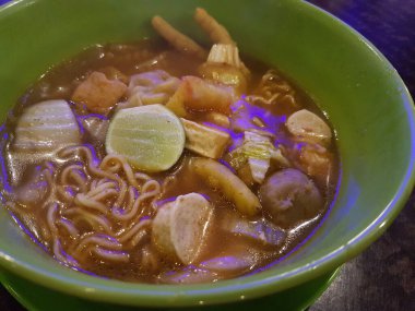 Kızarmış Çin eriştesi ve tavuk. Erişte, et, maydanoz ve sebzeli tavuk çorbası..