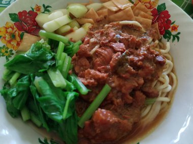 Kızarmış Çin eriştesi ve tavuk. Erişte, et, maydanoz ve sebzeli tavuk çorbası..