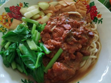 Kızarmış Çin eriştesi ve tavuk. Erişte, et, maydanoz ve sebzeli tavuk çorbası..