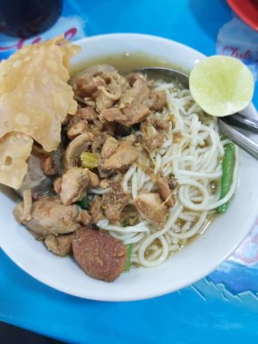 Kızarmış Çin eriştesi ve tavuk. Erişte, et, maydanoz ve sebzeli tavuk çorbası..