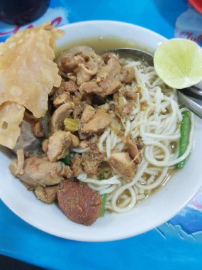 Kızarmış Çin eriştesi ve tavuk. Erişte, et, maydanoz ve sebzeli tavuk çorbası..