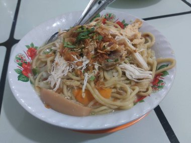 Kızarmış Çin eriştesi ve tavuk. Erişte, et, maydanoz ve sebzeli tavuk çorbası..