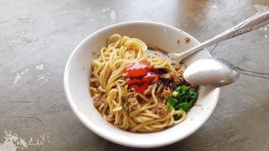 Kızarmış Çin eriştesi ve tavuk. Erişte, et, maydanoz ve sebzeli tavuk çorbası..