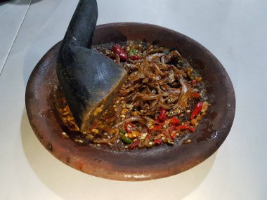 Acı baharat sosu kırmızı biber, soğan, sarımsak, çeşitli baharatlar ve domatesler ahşap masada. kırmızı acı biber sosu eski ahşap arka planda. 