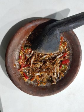 Acılı biber, arpacık soğanı, sarımsak, çeşitli baharatlar ve domatesler ahşap masada. kırmızı acı biber sosu eski ahşap arka planda.