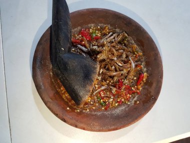 Acılı biber, arpacık soğanı, sarımsak, çeşitli baharatlar ve domatesler ahşap masada. kırmızı acı biber sosu eski ahşap arka planda.