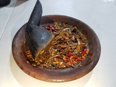 Acılı biber, arpacık soğanı, sarımsak, çeşitli baharatlar ve domatesler ahşap masada. kırmızı acı biber sosu eski ahşap arka planda.