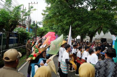 Banjarmasin - 30 Haziran 2024: Banjarmasin Sasirangan Festivali (BSF) Banjarmasin şehrinin 498. yıldönümünü kutlamak için geri döndü.