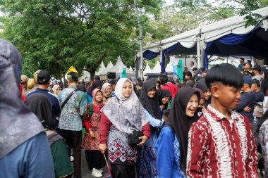 Banjarmasin - 30 Haziran 2024: Banjarmasin Sasirangan Festivali (BSF) Banjarmasin şehrinin 498. yıldönümünü kutlamak için geri döndü.