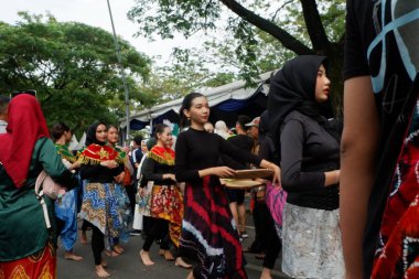 Banjarmasin - 30 Haziran 2024: Banjarmasin Sasirangan Festivali (BSF) Banjarmasin şehrinin 498. yıldönümünü kutlamak için geri döndü.