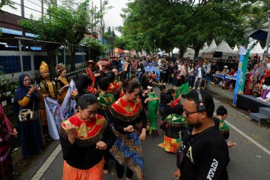 Banjarmasin - 30 Haziran 2024: Banjarmasin Sasirangan Festivali (BSF) Banjarmasin şehrinin 498. yıldönümünü kutlamak için geri döndü.