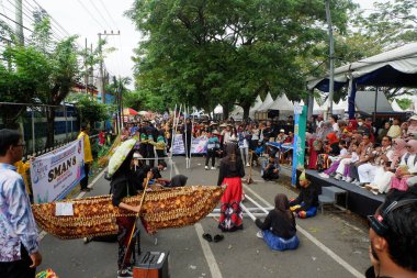 Banjarmasin - 30 Haziran 2024: Banjarmasin Sasirangan Festivali (BSF) Banjarmasin şehrinin 498. yıldönümünü kutlamak için geri döndü.