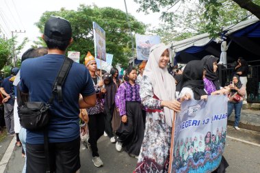 Banjarmasin - 30 Haziran 2024: Banjarmasin Sasirangan Festivali (BSF) Banjarmasin şehrinin 498. yıldönümünü kutlamak için geri döndü.