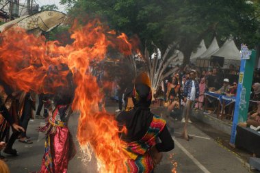 Banjarmasin - 30 Haziran 2024: Banjarmasin Sasirangan Festivali (BSF) Banjarmasin şehrinin 498. yıldönümünü kutlamak için geri döndü.
