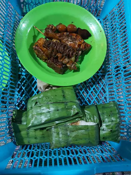 Stock image various kinds of satay and cat rice are sold on the roadside or at a traditional food stand called 