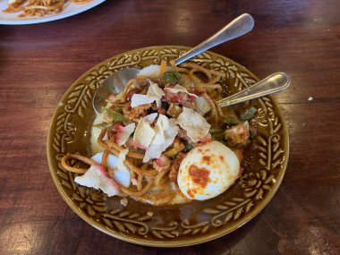 Lontong Sayur Medan, Medan, Kuzey Sumatra 'dan Geleneksel Endonezya Yemeği, Sıkıştırılmış pirinç keki veya Chayote ve Uzun Fasulye ile Lontong Pişirilmiş ve Baharat, Sebzeli Hindistan cevizi çorbası, Yumurta, Yumurta.