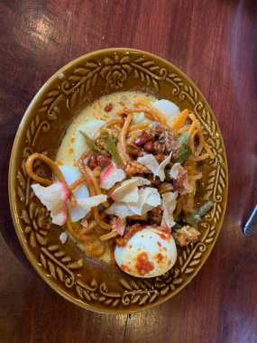 Lontong Sayur Medan, Medan, Kuzey Sumatra 'dan Geleneksel Endonezya Yemeği, Sıkıştırılmış pirinç keki veya Chayote ve Uzun Fasulye ile Lontong Pişirilmiş ve Baharat, Sebzeli Hindistan cevizi çorbası, Yumurta, Yumurta.