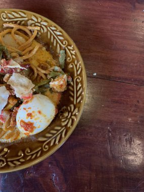 Lontong Sayur Medan, Medan, Kuzey Sumatra 'dan Geleneksel Endonezya Yemeği, Sıkıştırılmış pirinç keki veya Chayote ve Uzun Fasulye ile Lontong Pişirilmiş ve Baharat, Sebzeli Hindistan cevizi çorbası, Yumurta, Yumurta.