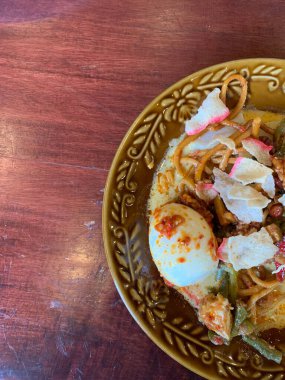 Lontong Sayur Medan, Medan, Kuzey Sumatra 'dan Geleneksel Endonezya Yemeği, Sıkıştırılmış pirinç keki veya Chayote ve Uzun Fasulye ile Lontong Pişirilmiş ve Baharat, Sebzeli Hindistan cevizi çorbası, Yumurta, Yumurta.