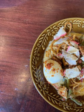 Lontong Sayur Medan, Medan, Kuzey Sumatra 'dan Geleneksel Endonezya Yemeği, Sıkıştırılmış pirinç keki veya Chayote ve Uzun Fasulye ile Lontong Pişirilmiş ve Baharat, Sebzeli Hindistan cevizi çorbası, Yumurta, Yumurta.