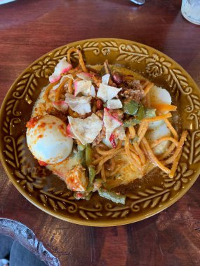 Lontong Sayur Medan, Medan, Kuzey Sumatra 'dan Geleneksel Endonezya Yemeği, Sıkıştırılmış pirinç keki veya Chayote ve Uzun Fasulye ile Lontong Pişirilmiş ve Baharat, Sebzeli Hindistan cevizi çorbası, Yumurta, Yumurta.