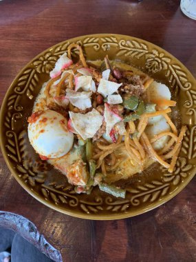 Lontong Sayur Medan, Medan, Kuzey Sumatra 'dan Geleneksel Endonezya Yemeği, Sıkıştırılmış pirinç keki veya Chayote ve Uzun Fasulye ile Lontong Pişirilmiş ve Baharat, Sebzeli Hindistan cevizi çorbası, Yumurta, Yumurta.