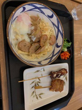 Japon yemeği. Lezzetli aromalı et ya da tempura ile servis edilen, taze soğan ve yumurta sunan Carbonara Curry Udon Marugame Kalın udon eriştesi..