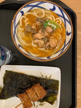 Japon yemeği. Lezzetli aromalı et ya da tempura ile servis edilen, taze soğan ve yumurta sunan Carbonara Curry Udon Marugame Kalın udon eriştesi..