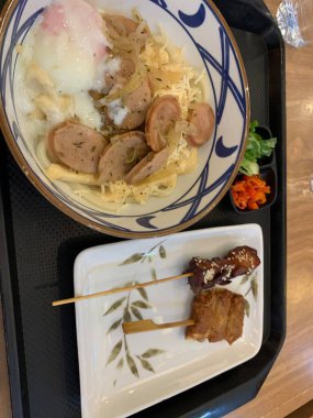 Japon yemeği. Lezzetli aromalı et ya da tempura ile servis edilen, taze soğan ve yumurta sunan Carbonara Curry Udon Marugame Kalın udon eriştesi..