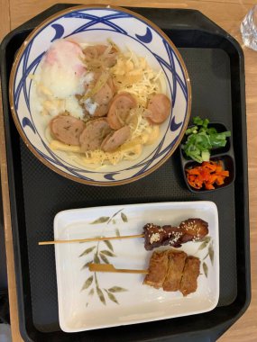 Japon yemeği. Lezzetli aromalı et ya da tempura ile servis edilen, taze soğan ve yumurta sunan Carbonara Curry Udon Marugame Kalın udon eriştesi..