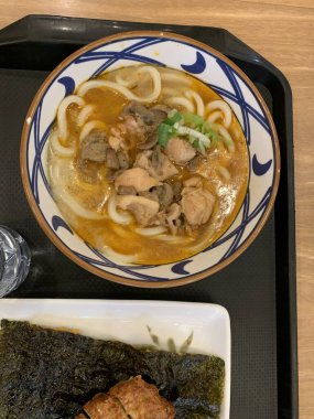 Japon yemeği. Lezzetli aromalı et ya da tempura ile servis edilen, taze soğan ve yumurta sunan Carbonara Curry Udon Marugame Kalın udon eriştesi..