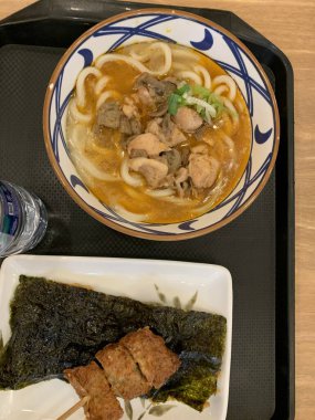 Japon yemeği. Lezzetli aromalı et ya da tempura ile servis edilen, taze soğan ve yumurta sunan Carbonara Curry Udon Marugame Kalın udon eriştesi..